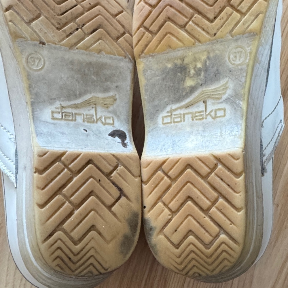 White Leather Dansko Clogs | Clean Classic Aesthetic | Size 37 - Picture 10 of 11